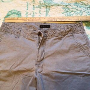 Urban, 32, tan , short,